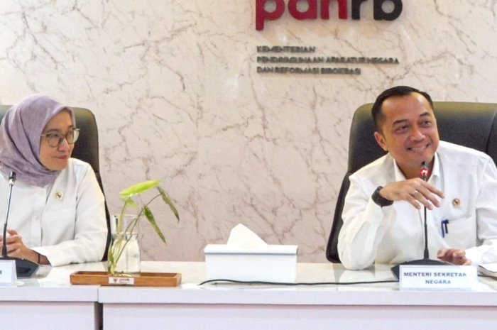 Mensesneg Prasetyo Hadi  dan Menteri PANRB Rini Widyantini saat konferensi pers terkait pengangakatan CPNS dan PPPK, Senin (17/3/2025).