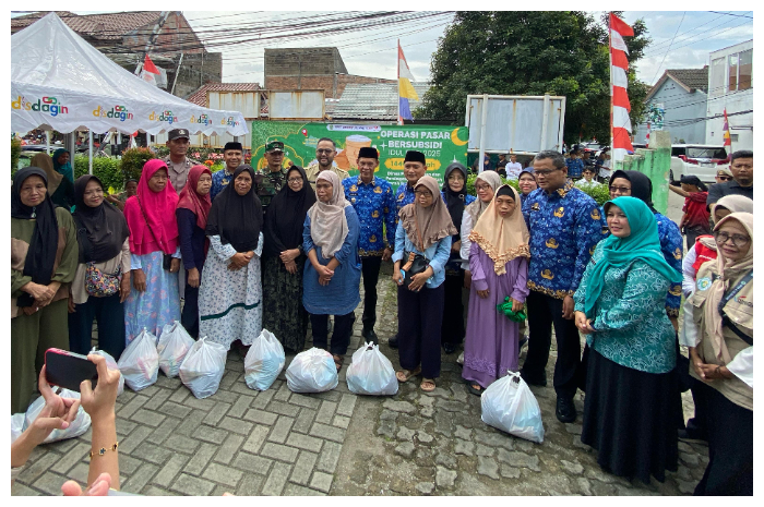 Wabup Bogor Ade Ruhandi, saat meninjau operasi pasar subsidi yang diselenggarakan Provinsi Jawa Barat di Kabupaten Bogor.
