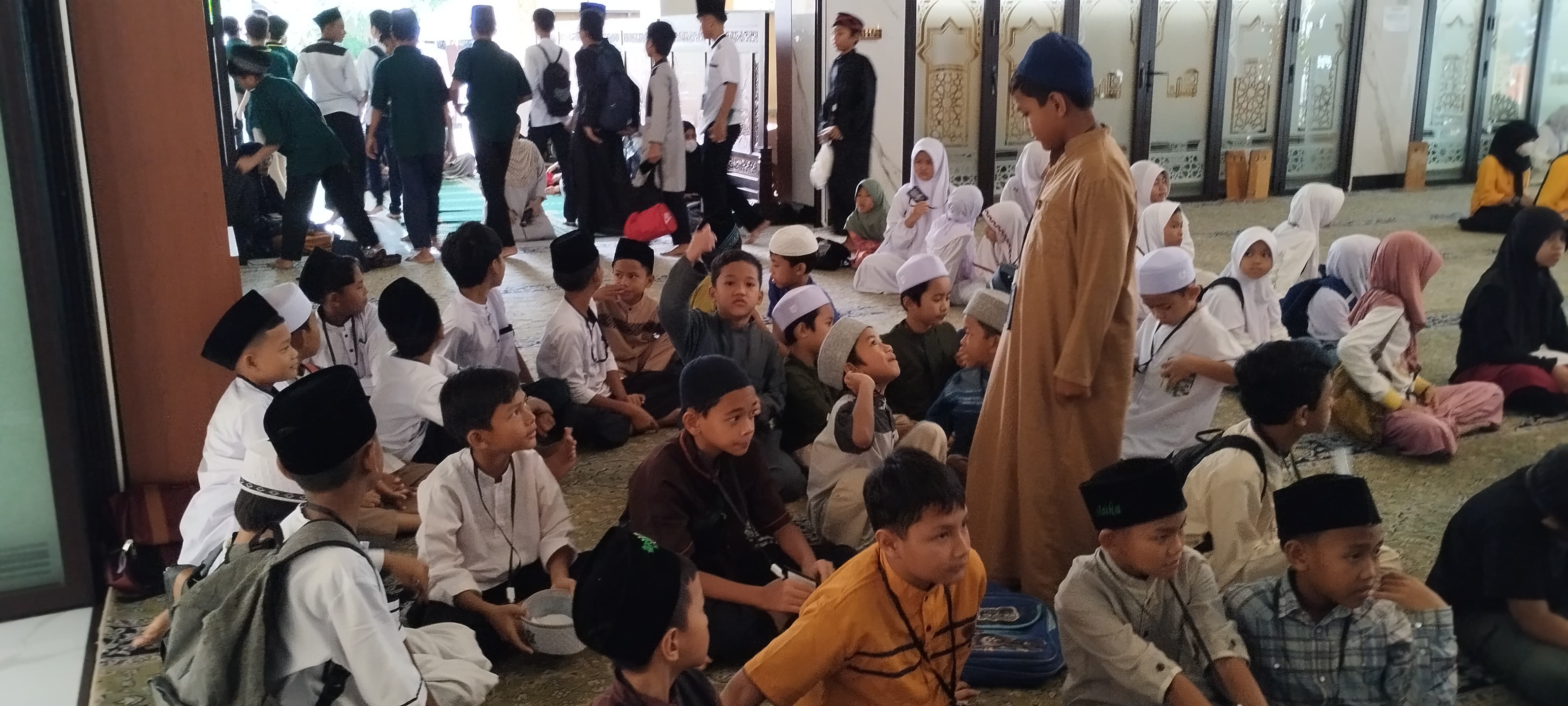Anak-anak nampk antusias mengikuti Pesantren Kilat di Masjid Al Muslimun, Kelurahan Bantarjati, Bogor Utara.