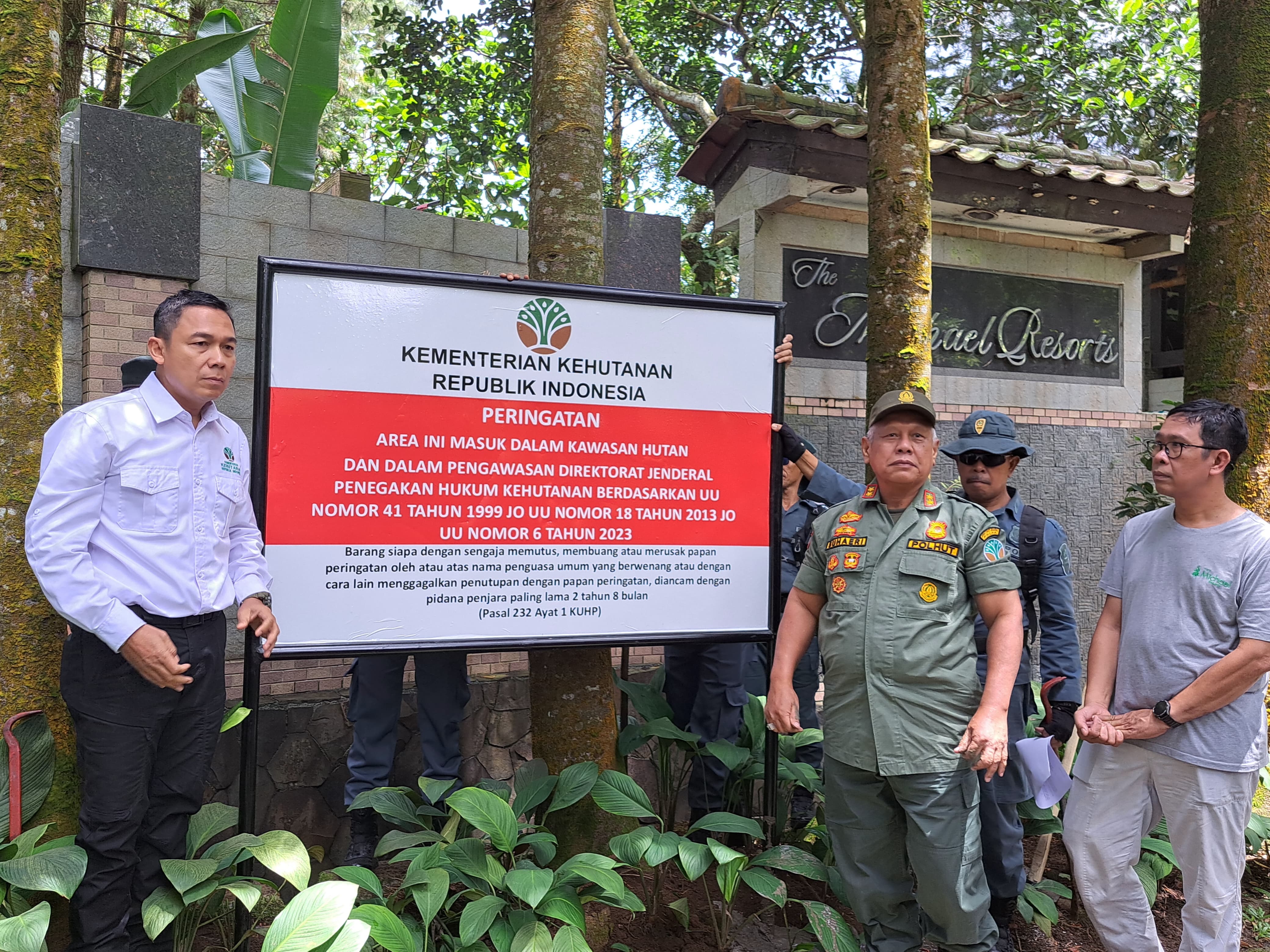 Pemasangan papan pengawasan oleh Kemenhut pada Resort dan Vila di hulu DAS Cisadane, Pamijahan, Kabupaten Bogor Senin (17/3/2025).