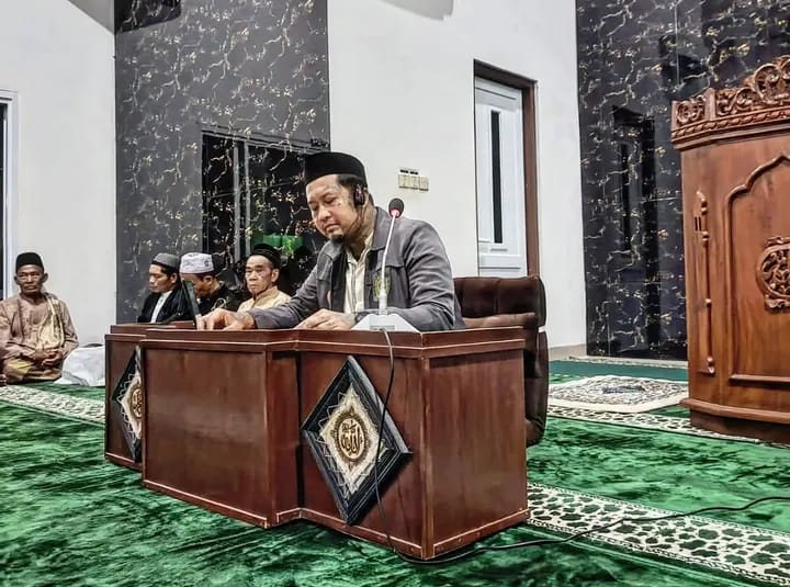 Ustadz Bayu Chandra saat memberikan tausiyah di Masjid Al-Muslimun di Bantarjati, Kota Bogor.