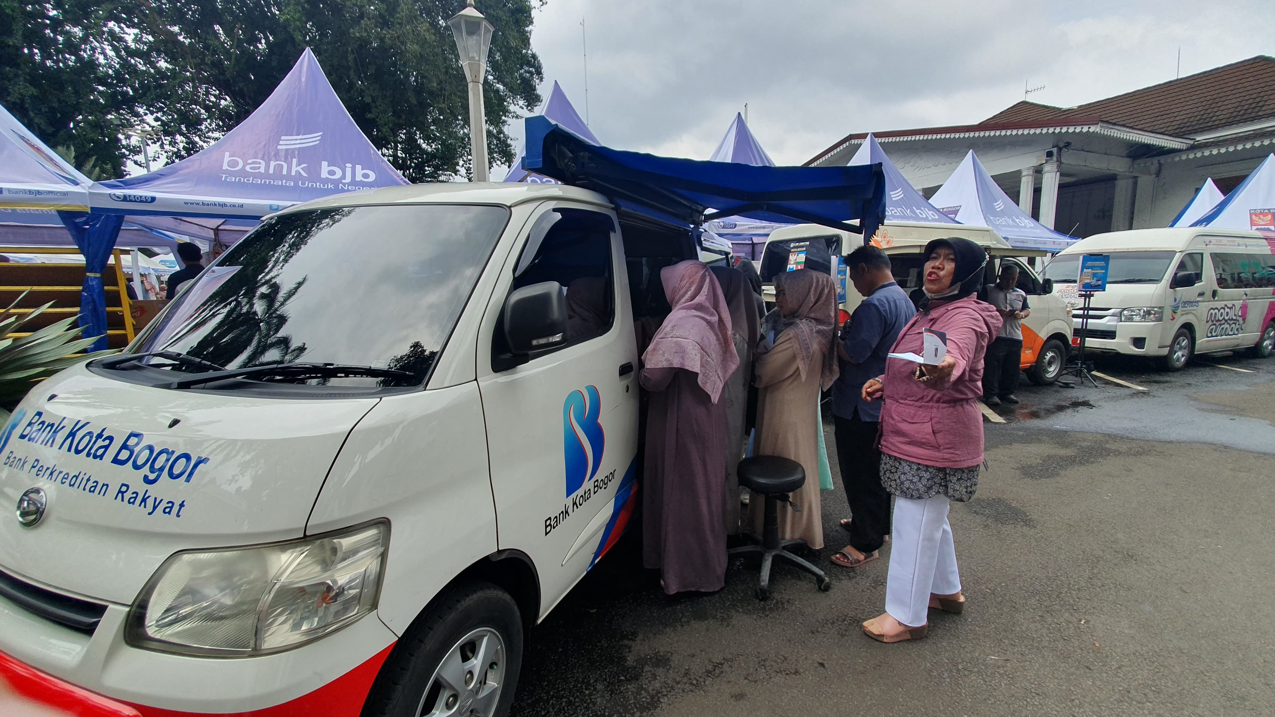 Bank Kota Bogor dengan mobil kas keliling hadir di kegiatan Balkot Ramadhan Fest 2025.