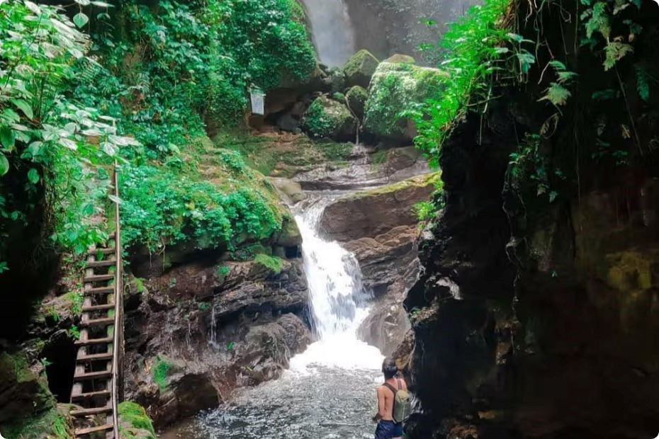 Suasana Curug Walet di TNGHS Bogor