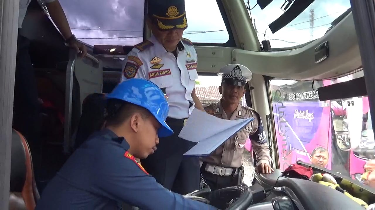 Petgas Dishub Kabupaten Bogor, saat melalukan pengecekan ramp check bus angkutan lebaran.
