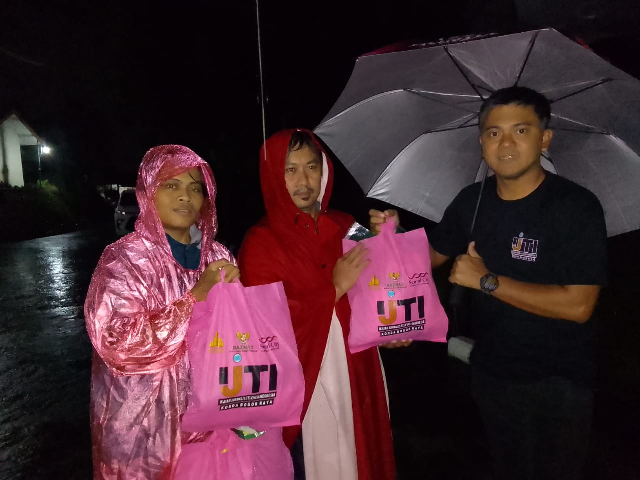 Pengurus IJTI Bogor Raya, saat menyalurkan bantuan kepada warga terdampak longsor di Desa Karang Tengah, Kecamatan Babakan Madang, Kabupaten Bogor, Minggu (16/3/2025).