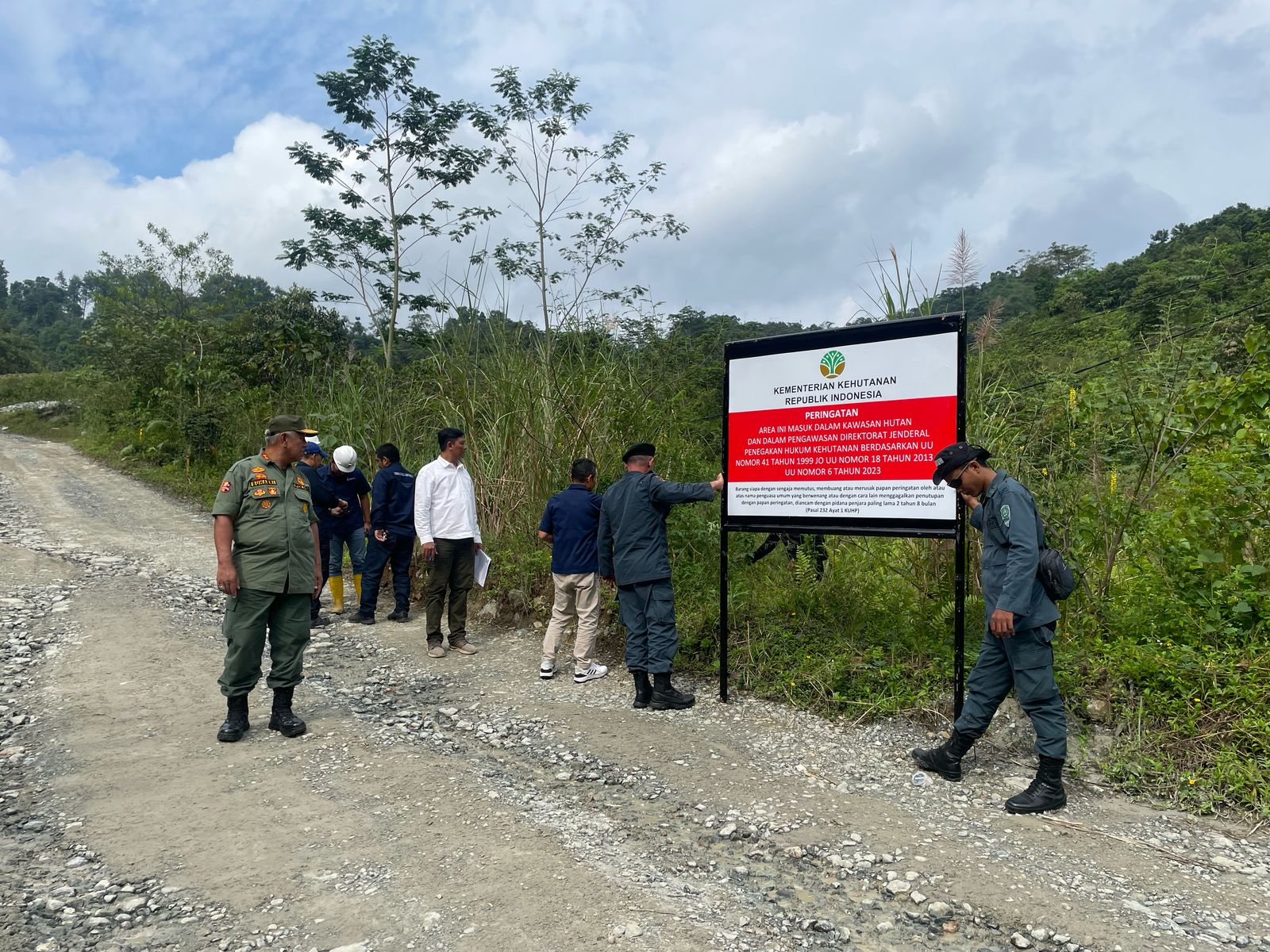 Kementerian Kehutanan (Kemenhut) menggelar operasi penertiban kawasan hutan di area PT Antam Tbk, Desa Bantarkaret, Kecamatan Nanggung, Kabupaten Bogor, Selasa (18/3/2025).