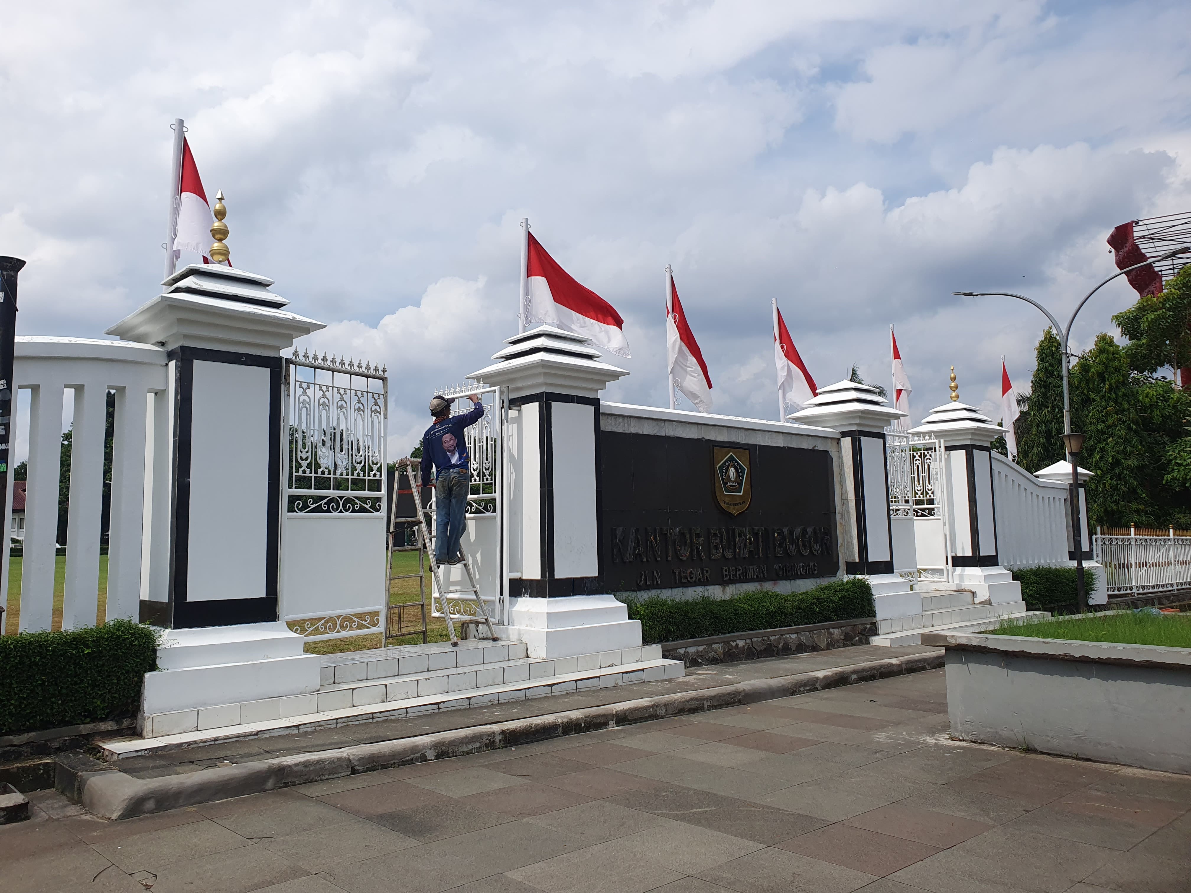 Pekerja saat menata ulang pagar di komplek perkantoran Tegar Beriman, Cibinong, Kabupaten Bogor, Jawa Barat, Selasa (18/3/2025).