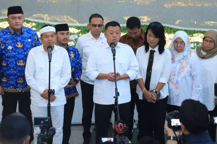 Menteri ATR/BPN Nusron Wahid bersama Gubernur Jawa Barat Dedi Mulyadi saat menyampaikan keterangan kepada wartawan.