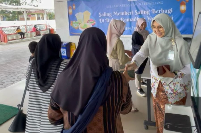 Tim RSUD Leuwiliang saat membagikan takjil kepada pengunjung dan keluarga pasien.