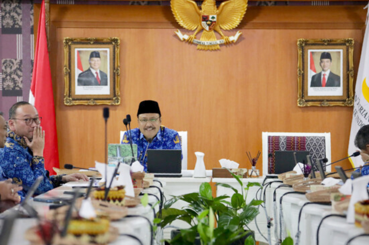 Gus Ipul melakukan rapat koordinasi dengan para anggotanya.