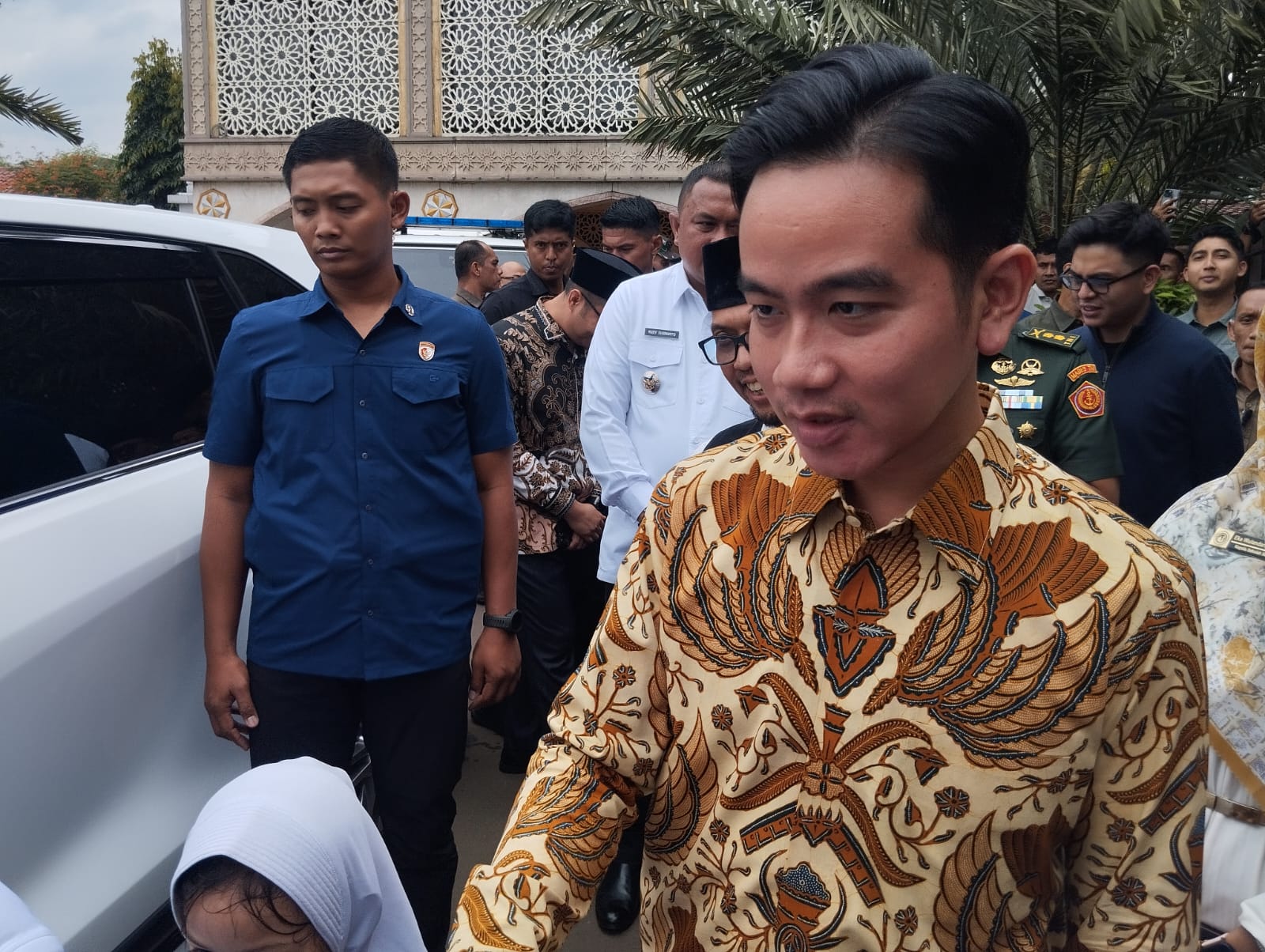 Wakil Presiden Republik Indonesia, Gibran Rakabuming Raka saat meninjau Workshop AI di SMA IT Al Madinah, Kabupaten Bogor, Selasa (18/03/2024).