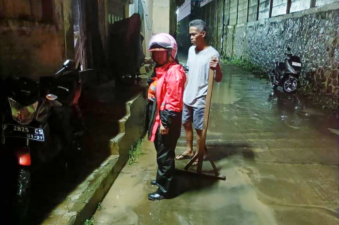 Personel BPBD Kota Bogor melakukan assesmen pasca banjir lintasan di Bogor Utara.