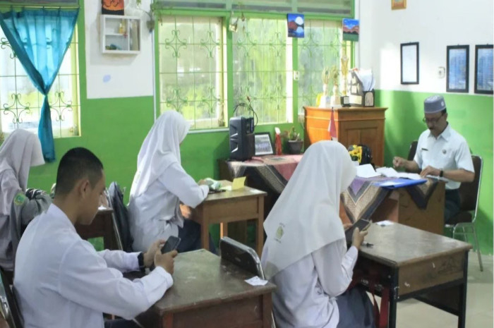 Ilustrasi kegiatan belajar mengajar. Tunjangan Profesi Guru atau TPG bagi guru madrasah khusus periode Januri-Februari akan cair sebelum lebaran 2025.