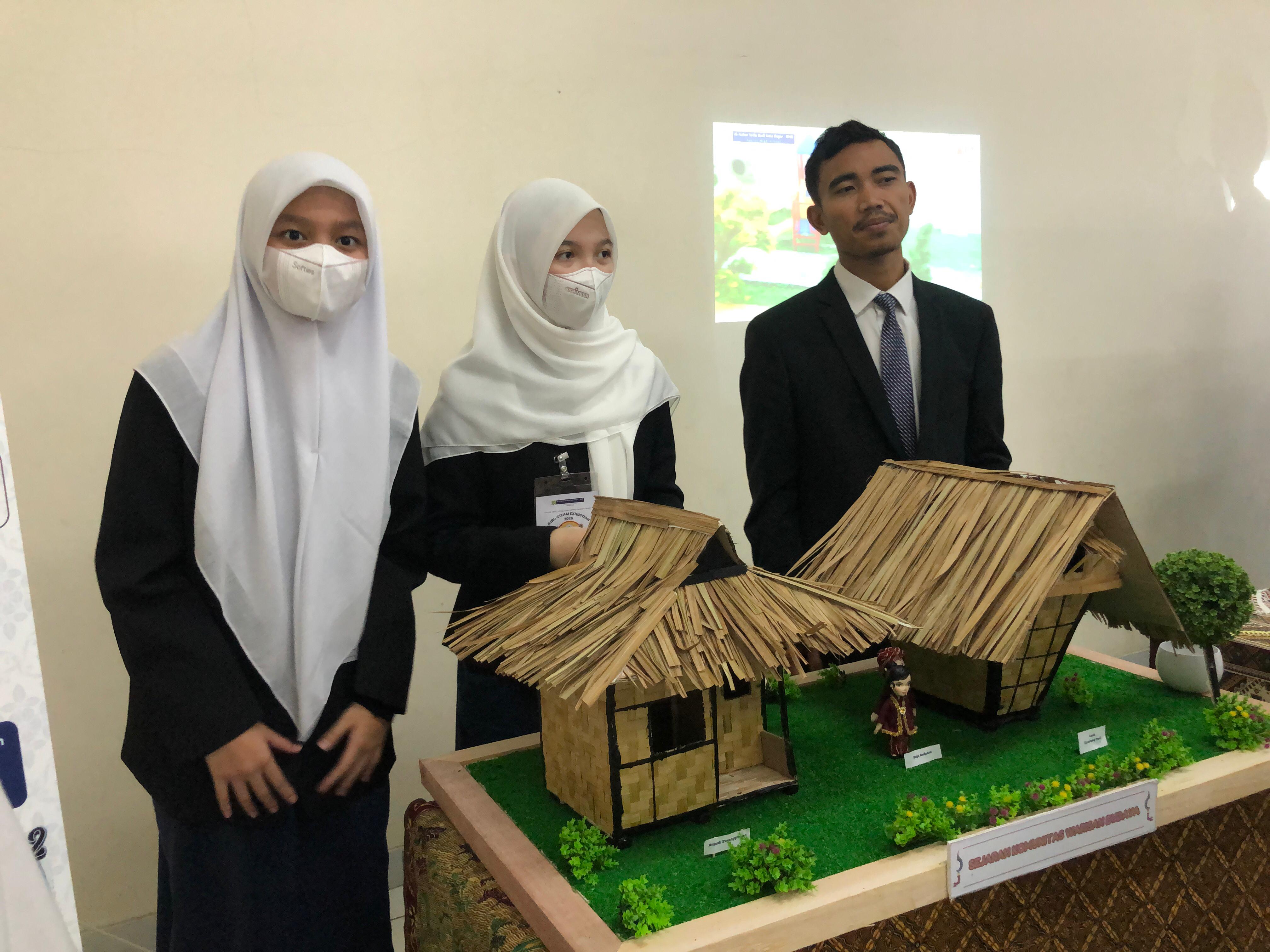 Potret saat sejumlah siswa SMP Al Azhar Syifa Budi Kota Bogor memamerkan karya ilmiahnya
