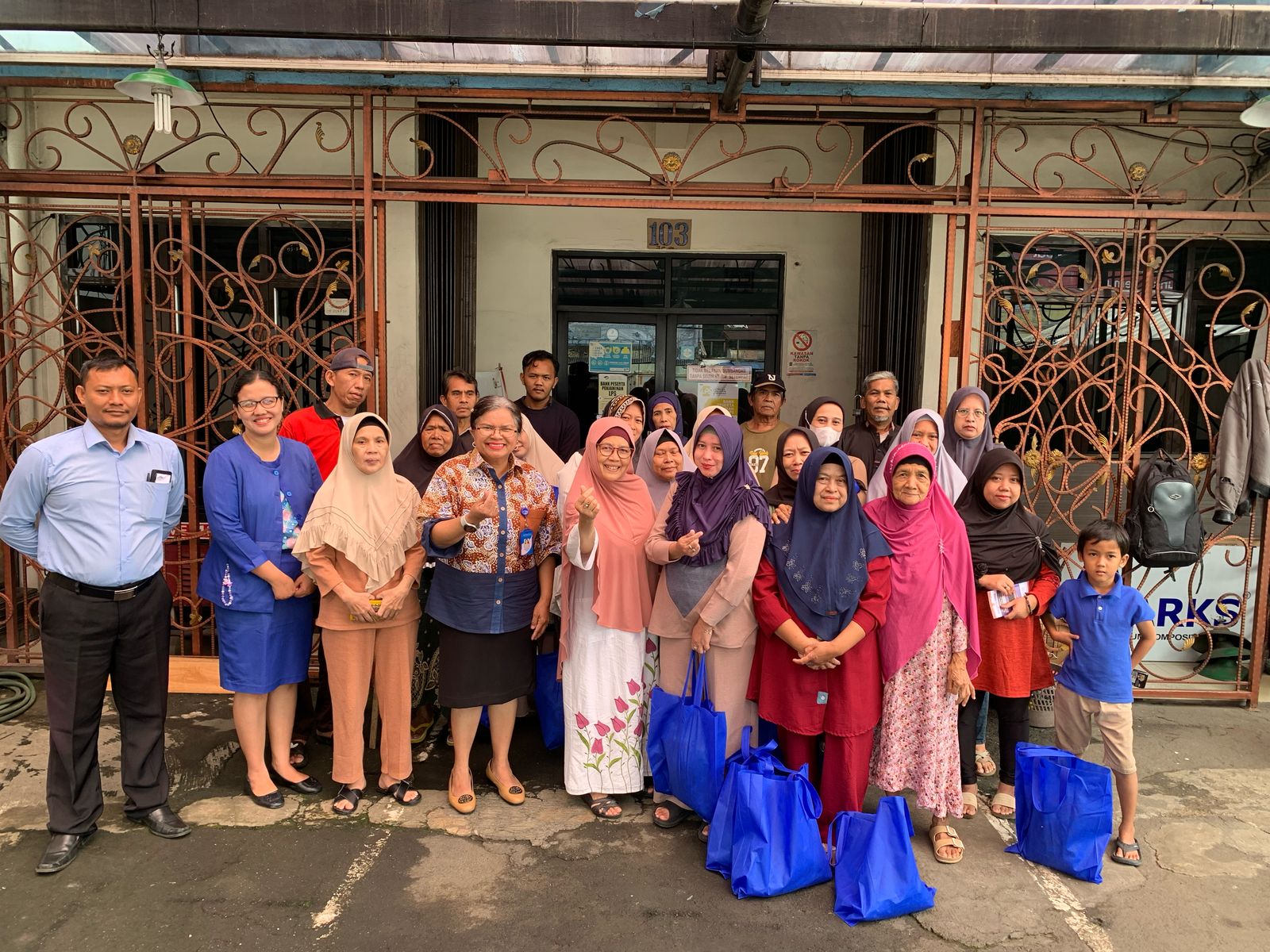 BPR Berfasi Raharja membagikan sembako kepada warga Jalan KS Tubun, Kelurahan Kedung Halang, Kecamatan Bogor Utara, Kota Bogor, Rabu (19/3/2025).