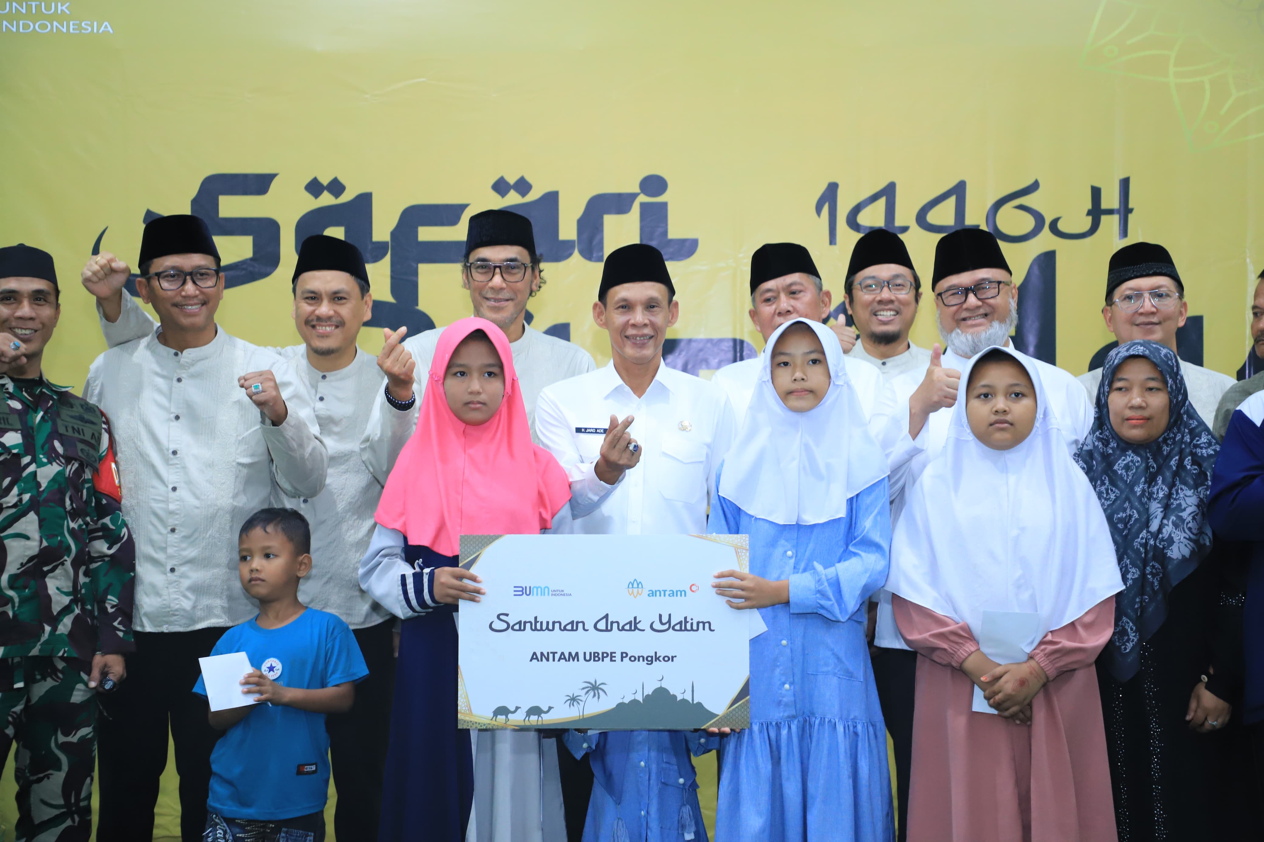Wakil Bupati Bogor, Ade Ruhandi atau Jaro Ade saat memberikan bantuan pembangunan masjid dan santunan anak yatim di Kampung Ciguha, Kecamatan Nanggung, Selasa (18/3/2025).