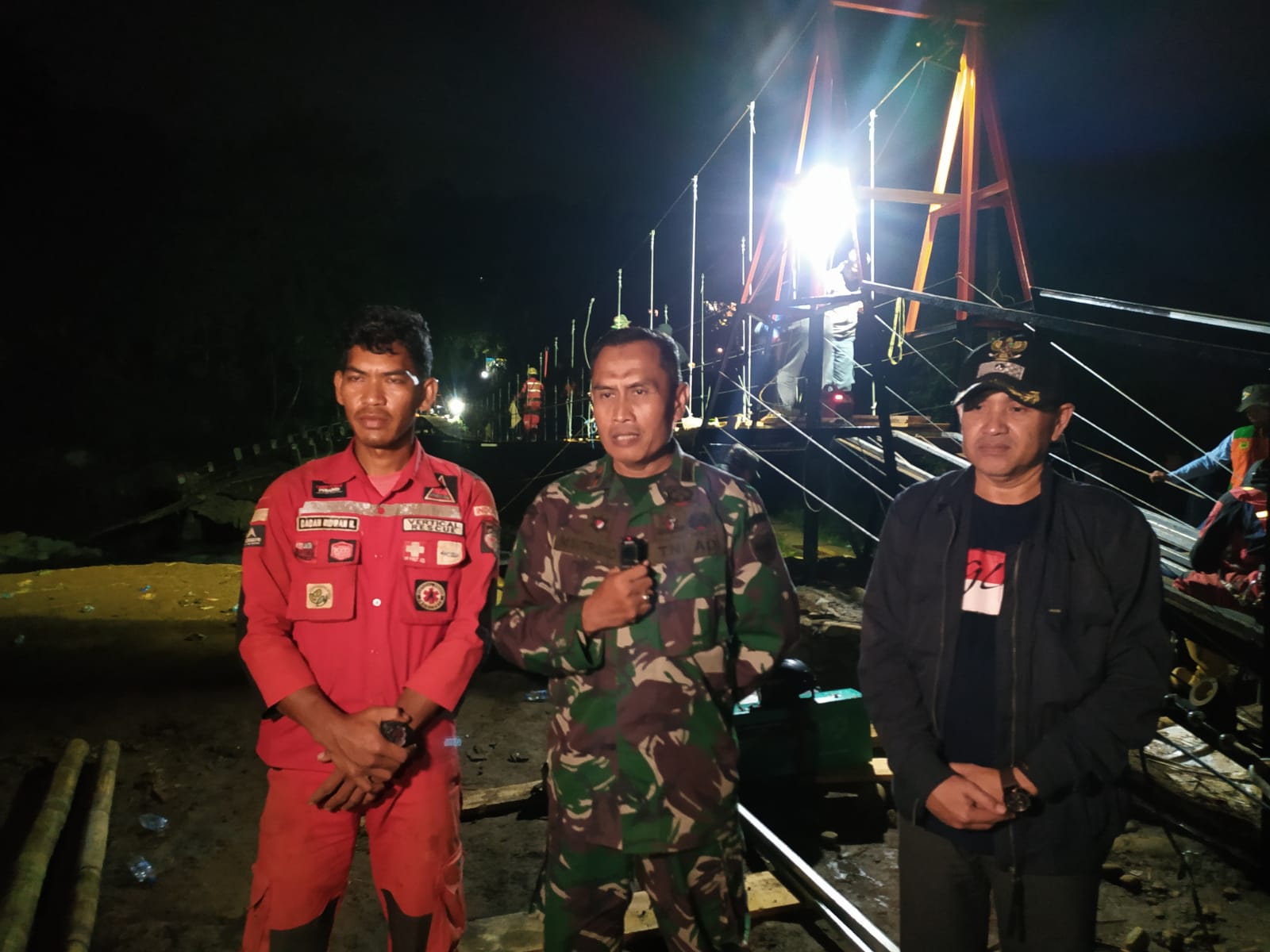 Danramil 0621-10 Cisarua, Mayor Arm, M. Sutrisno saat meninjau jembatan rawayan penghubung wilayah Cisarua dan Megamendung, Kabupaten Bogor, yang sudah rampung mereka perbaiki.