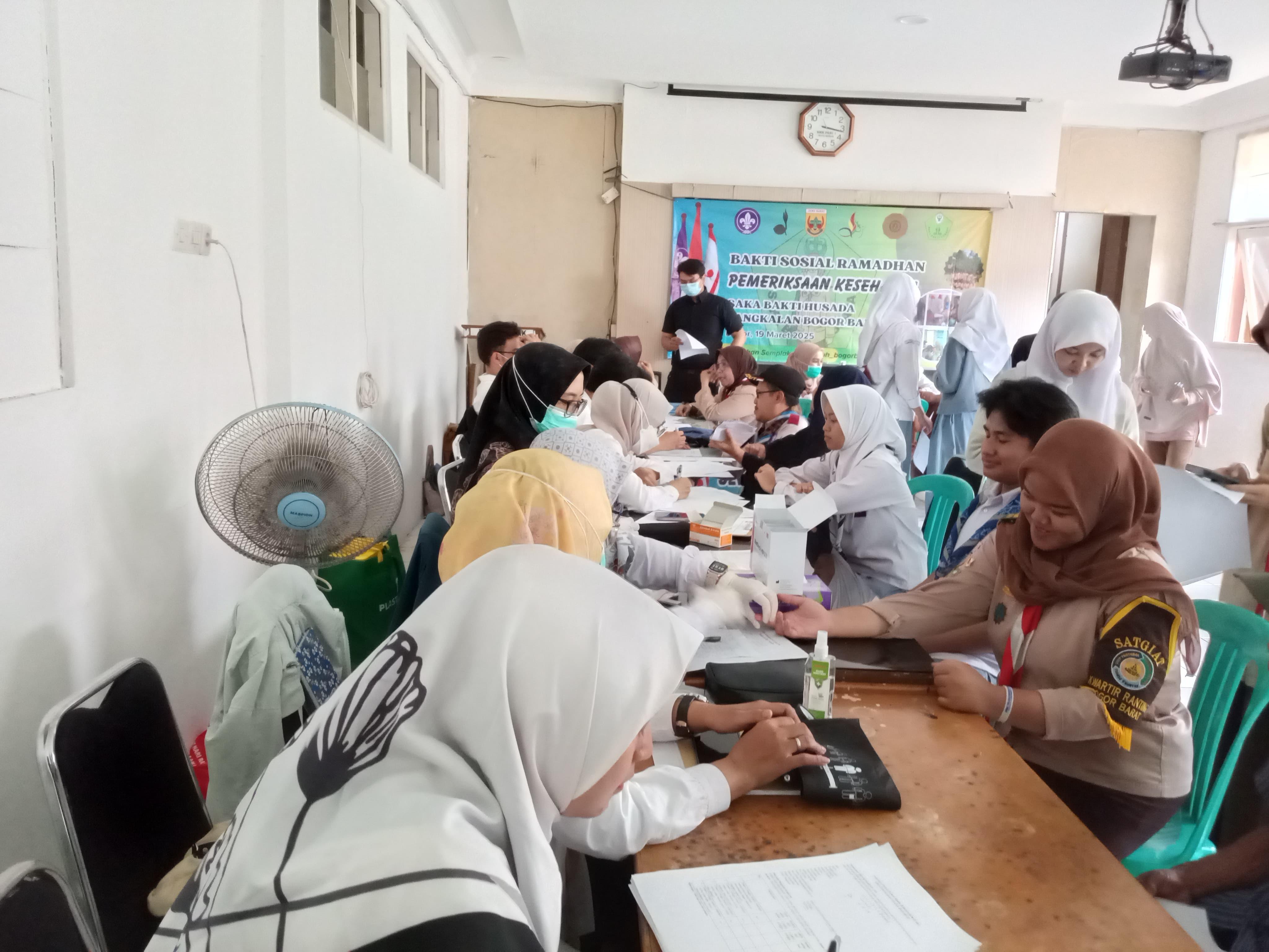 Siswa mengikuti screening kesehatan gratis yang diselenggarakan Pramuka Kwarran Bogor Barat, Rabu (19/3/2025).