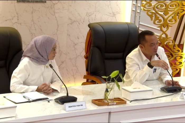 Menteri PANRB Rini Widyantini dan Mensesneg Prasetyo Hadi  dalam konferensi pers terkait pengangakatan CASN.
