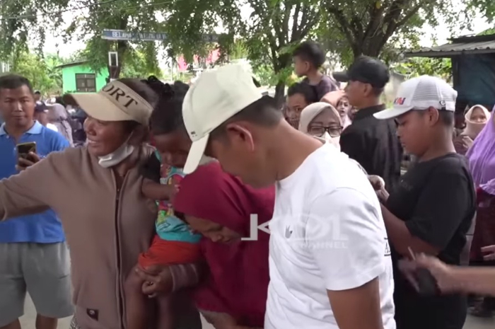 Momen seorang emak-emak di Bekasi berkerudung merah meminta sandal jepit Gubernur Jawa Barat Dedi Mulyadi.