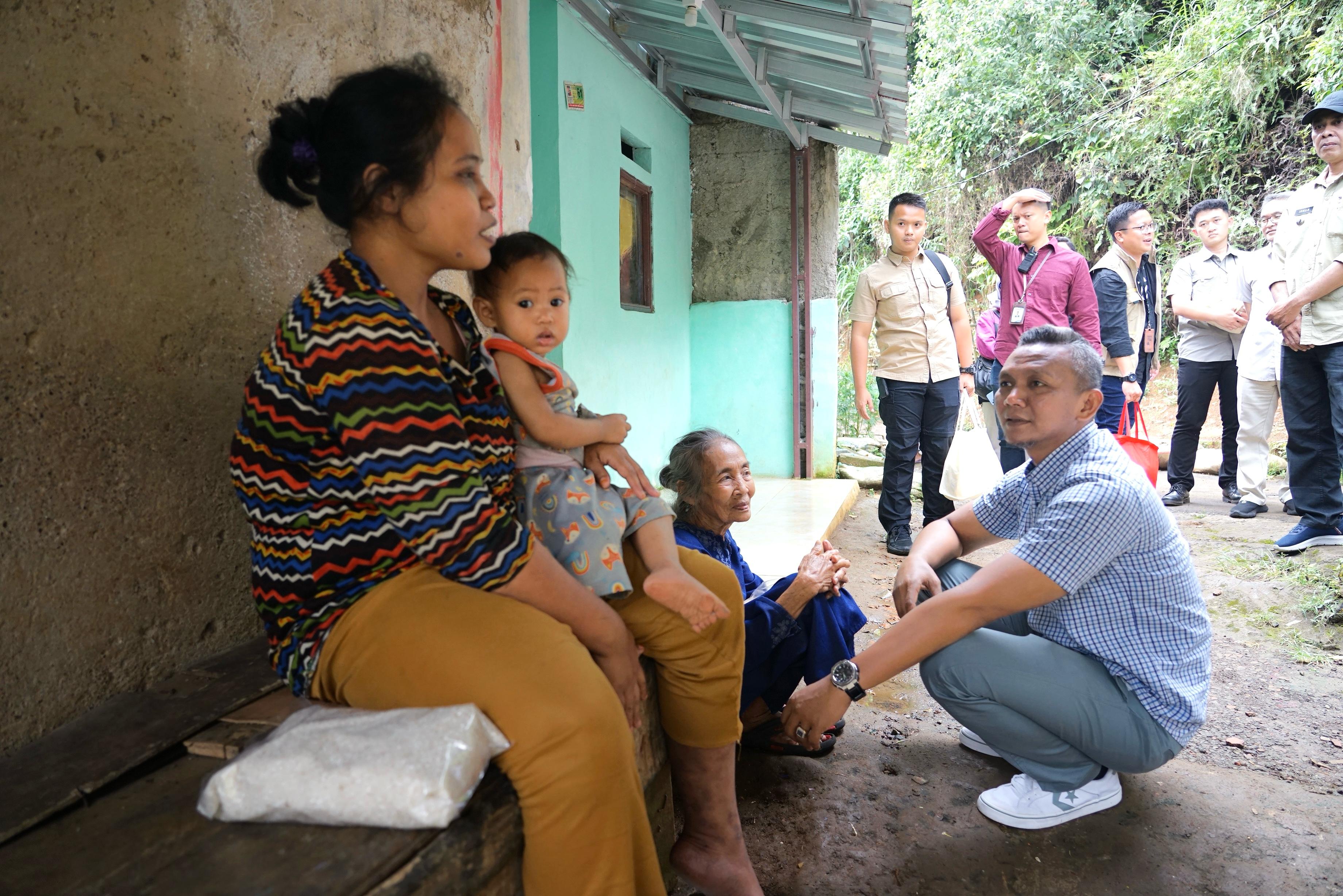 Wakil Wali Kota, Jenal Mutaqin saat memberikan bantuan makanan tambahan kepada anak-anak stunting di RW 6, Kelurahan Pamoyanan, Kecamatan Bogor Selatan.