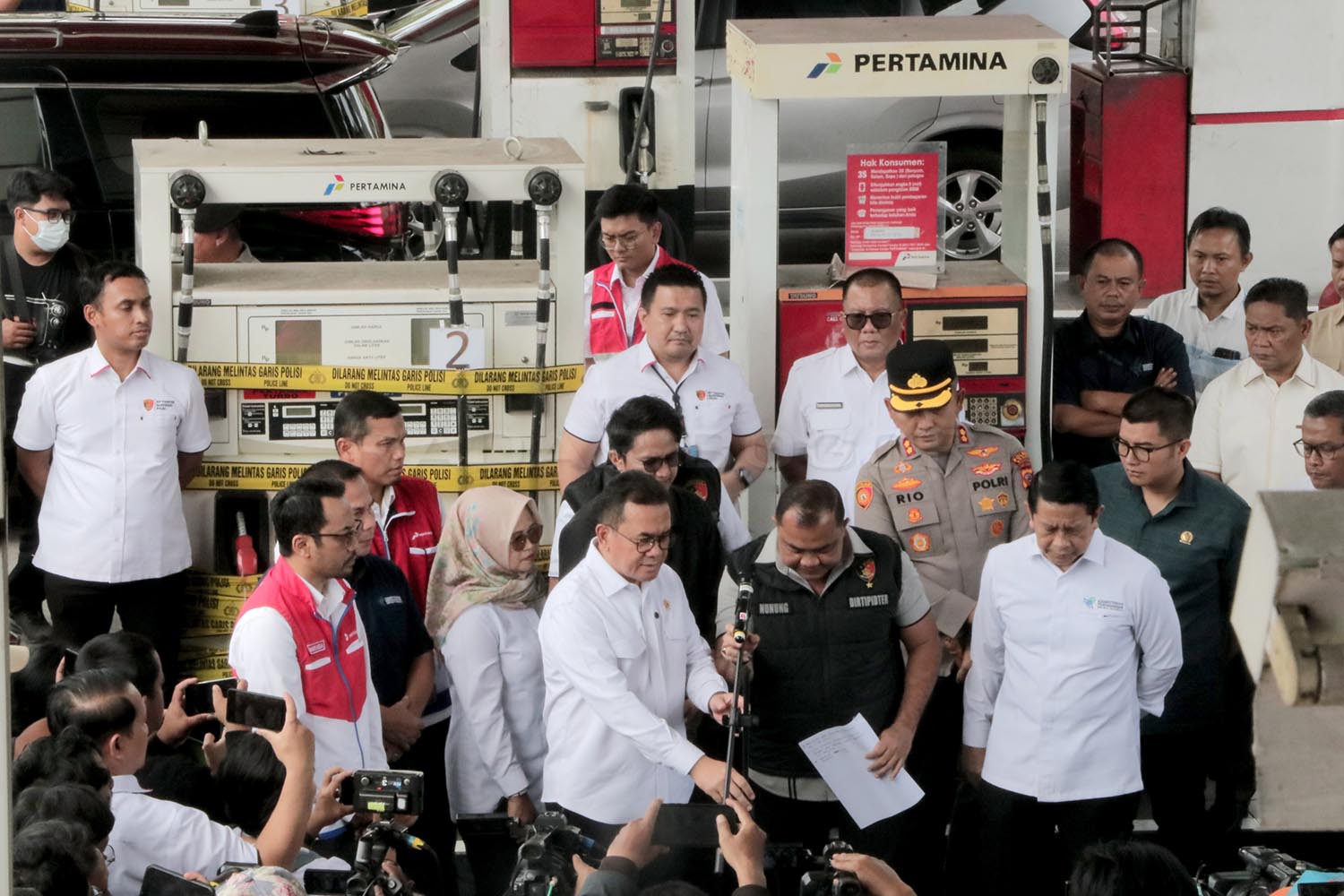 Menteri Perdagangan Segel SPBU Jalan Alternatif Sentul.