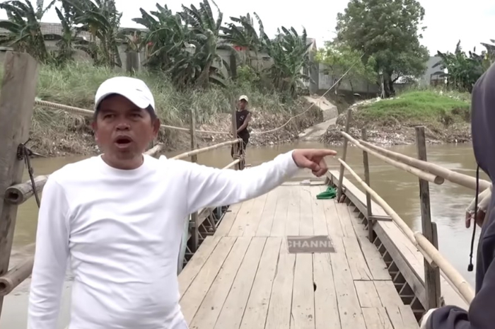 Gubernur Jawa Barat, Dedi Mulyadi saat menaiki perahu penyeberangan di Sungai Kampung Turi, Bekasi.
