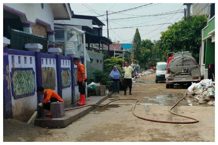 Petugas BPBD Kabupaten Bogor, membersihkan bekas banjir di Perumahan Villa Nusa Indah, Desa Bojong Kulur, Kecamatan Gunung Putri.