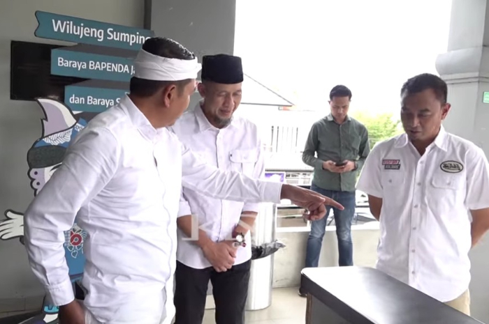 Gubernur Jawa Barat, Dedi Mulyadi saat di Samsat Soreang Kabupaten Bandung.