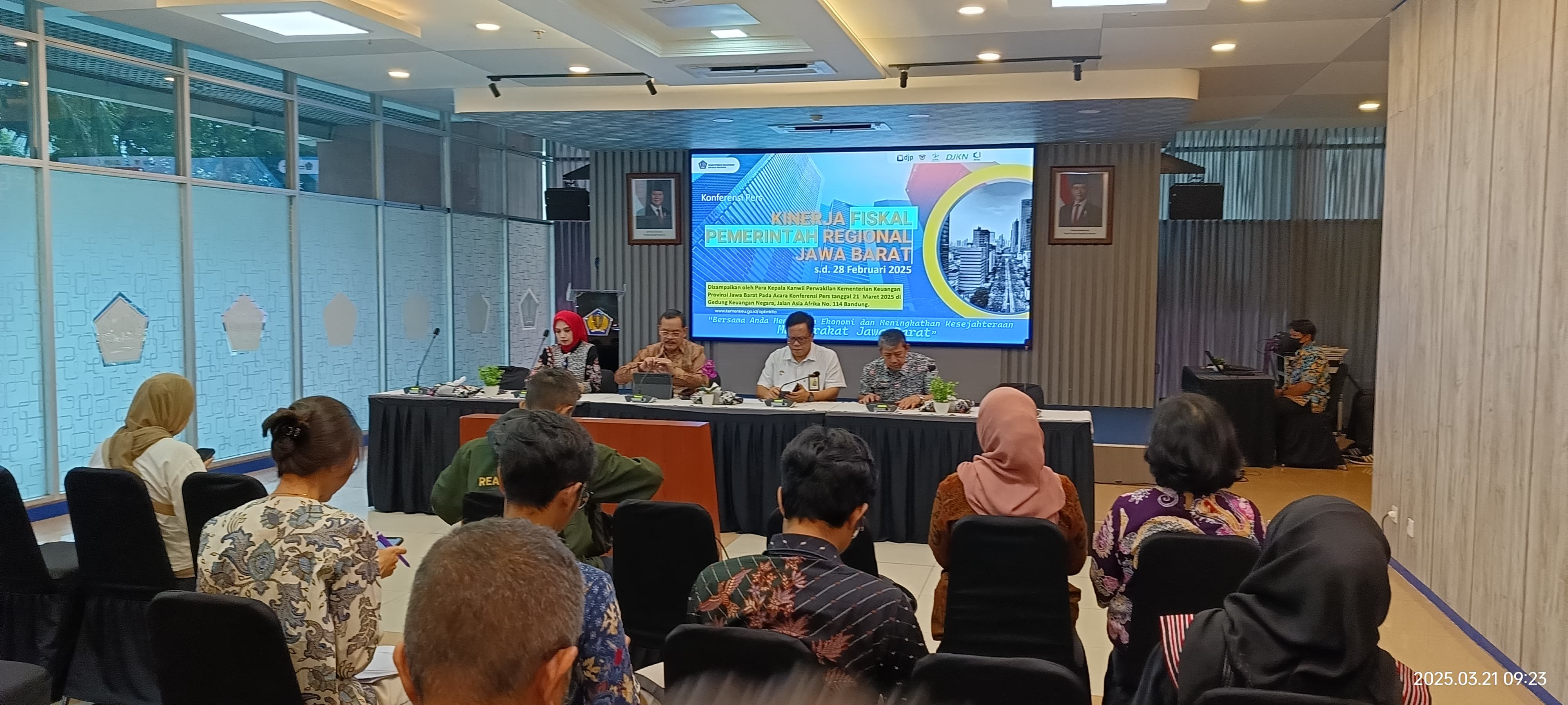 Kepala Kanwil DJP Jawa Barat I, Kurniawan Nizar, saat konferensi pers kinerja Fiskal Pemerintah Regional Jawa Barat sampai dengan 28 Februari 2025.