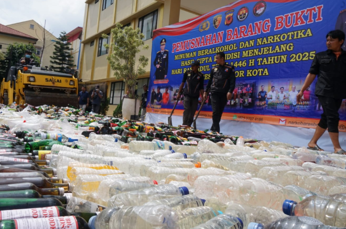 Pemunsahan ribuan barang bukti narkotika dan minuman keras (miras) ilegal di Mako Polresta Bogor Kota, Jumat (21/3/2025)