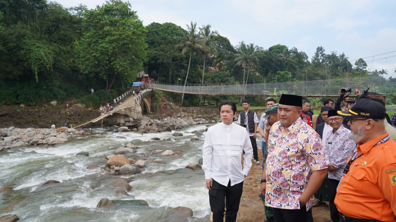 Bupati Bogor, Rudy Susmanto meresmikan jembatan perintis atau Jembatan Rawayan penghubung dua kecamatan di Puncak, Kabupaten Bogor, Jumat (21/3/2025).