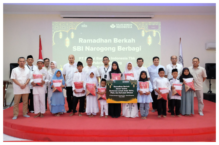 PT Solusi Bangun Indonesia Tbk Pabrik Narogong, memberikan santunan kepada 116 anak yatim dan penyandang disabilitas, Jumat (21/3/2025).