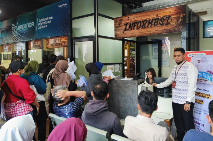 Antrean wajib pajak kendaraan di Samsat Kota Bogor.