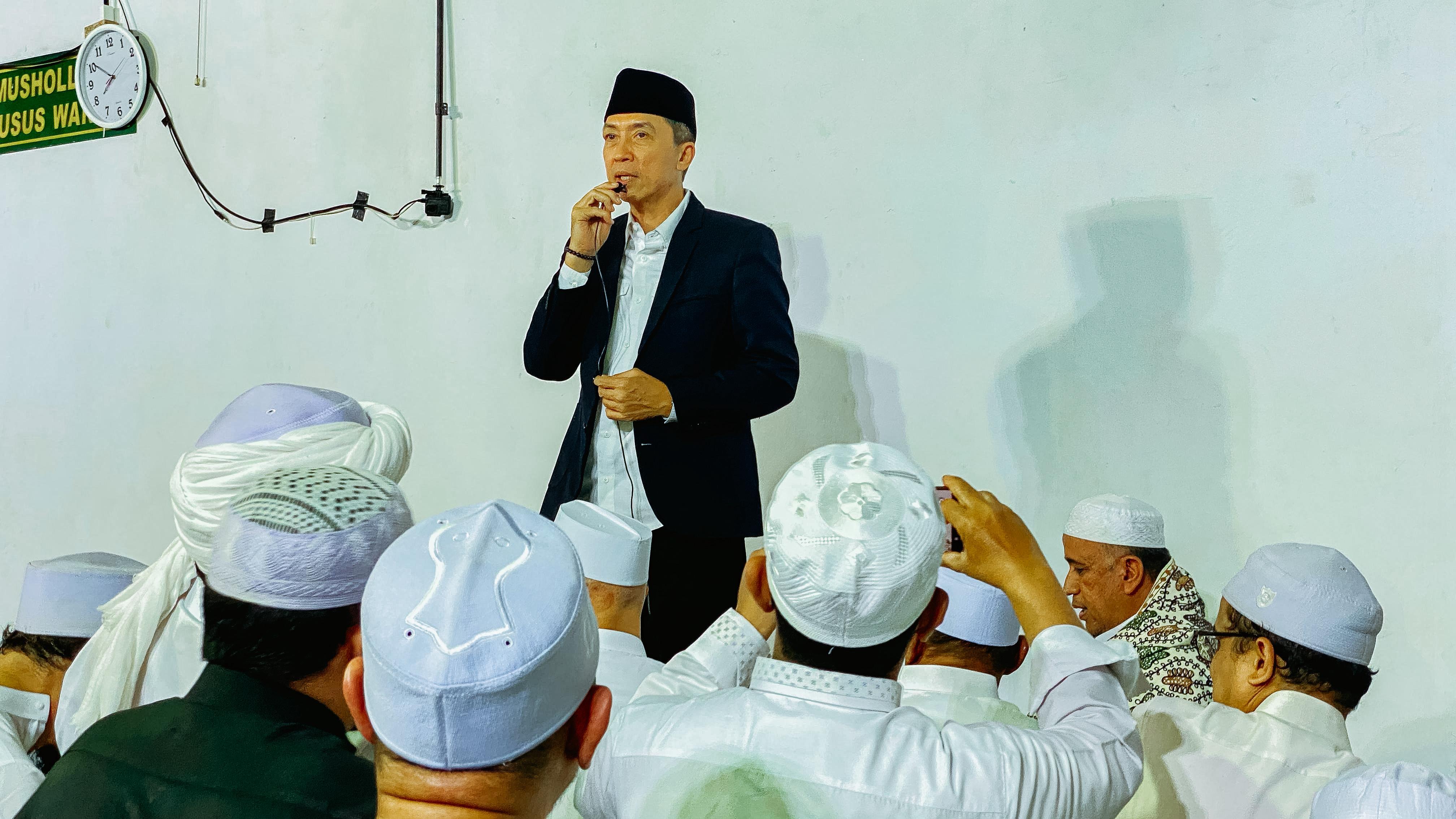 Wali Kota Bogor Dedie A Rachim, saat menghadiri solat taraweh berjemaah di Masjid An Nur Empang Bogor, Kamis (20/3/2025) malam.
