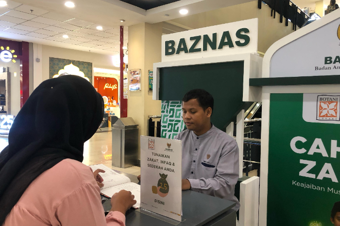 Potret saat salah seoranb pengunjung di Mall Botani Square yang tengah memnayar zakat.
