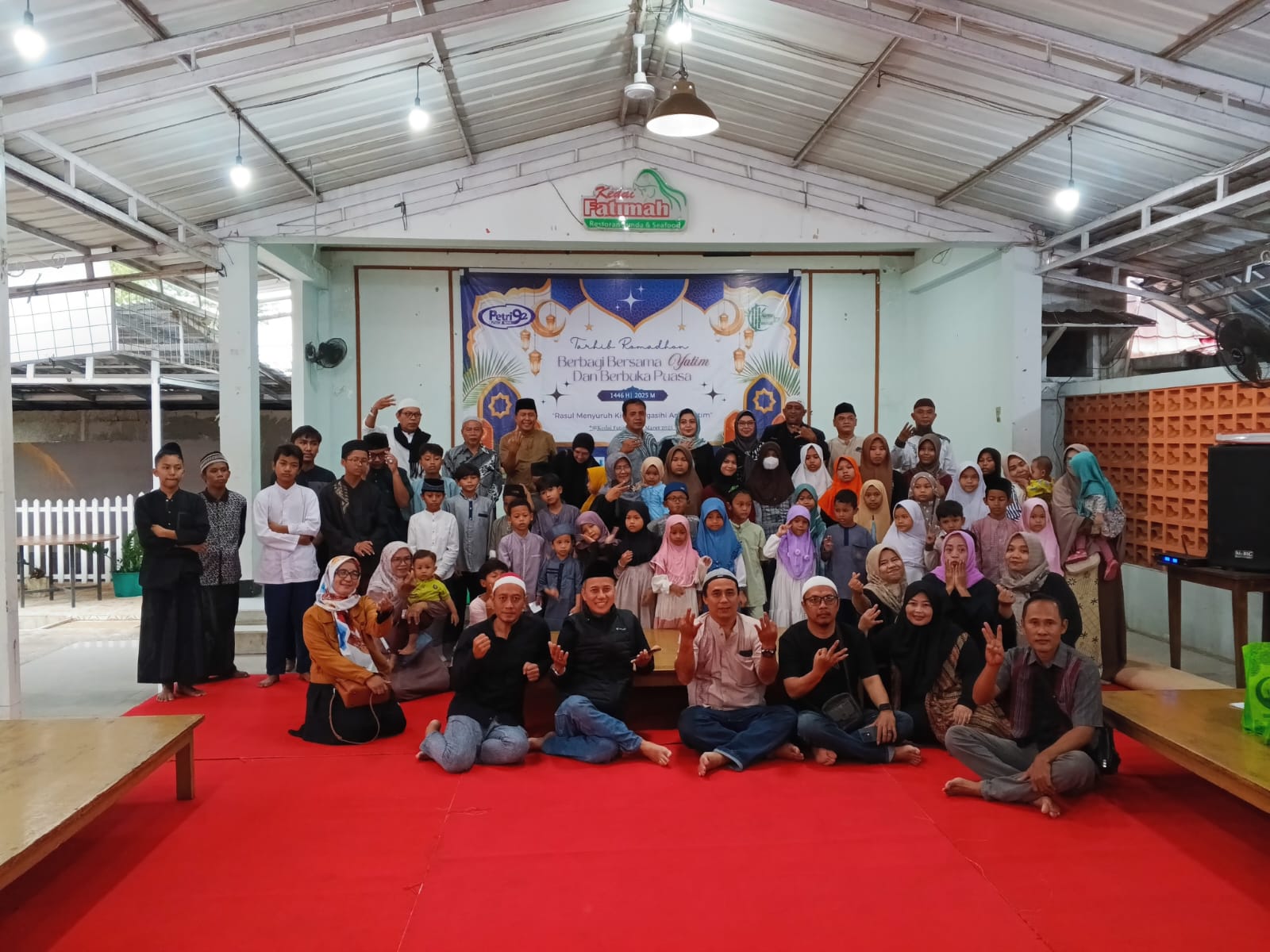 Alumni SMP PGRI 3 (Petri) 92 Kota Bogor menggelar kegiatan berbagi bersama anak yatim dan buka puasa bersama.