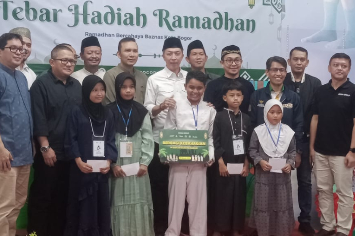 Wali Kota Bogor Dedie A Rachim bersama anak yatim di Program THR Ramadhan.