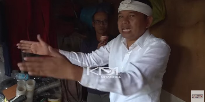Gubernur Jawa Barat Dedi Mulyadi saat bertemu warga yang tinggal di kolong rumah pinggir sungai
