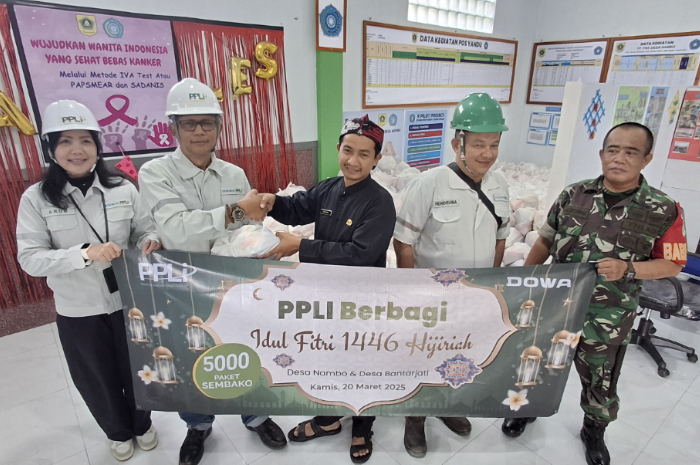 PPLI saat memberikan bantuan sembako bagi warga Klapanunggal, Kabupaten Bogor.