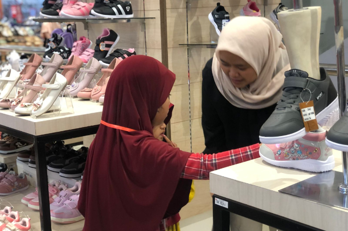 Salah seorang penerima manfaat SKY yang tengah memilih baju untuk lebaran.