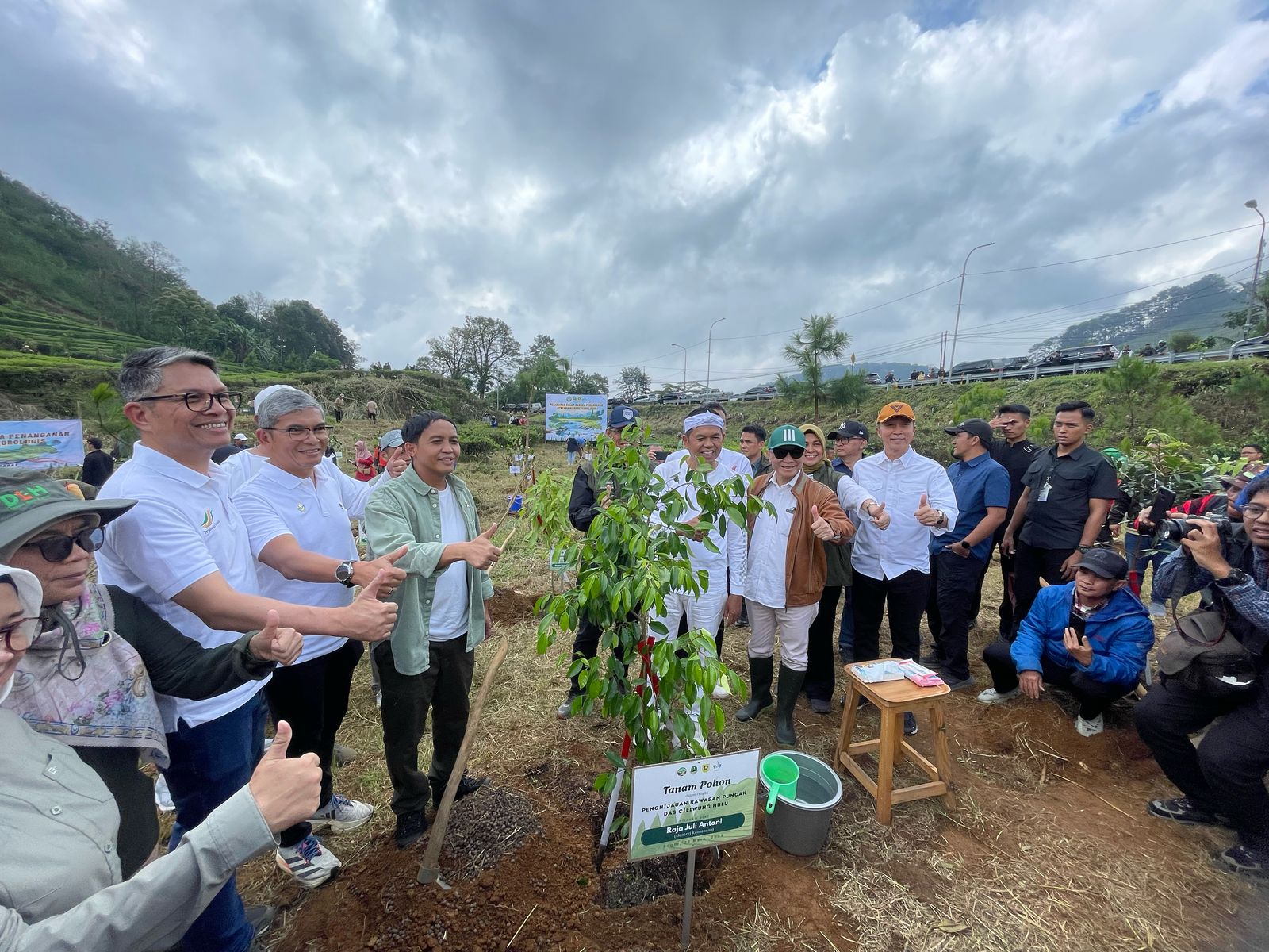 Gubernur Jawa Barat, Dedi Mulyadi bersama Kementerian Kehutanan melakukan penanaman pohon di lahan PT Perkebunan Nusantara (PTPN) I Regional 2 Puncak, Cisarua Bogor.