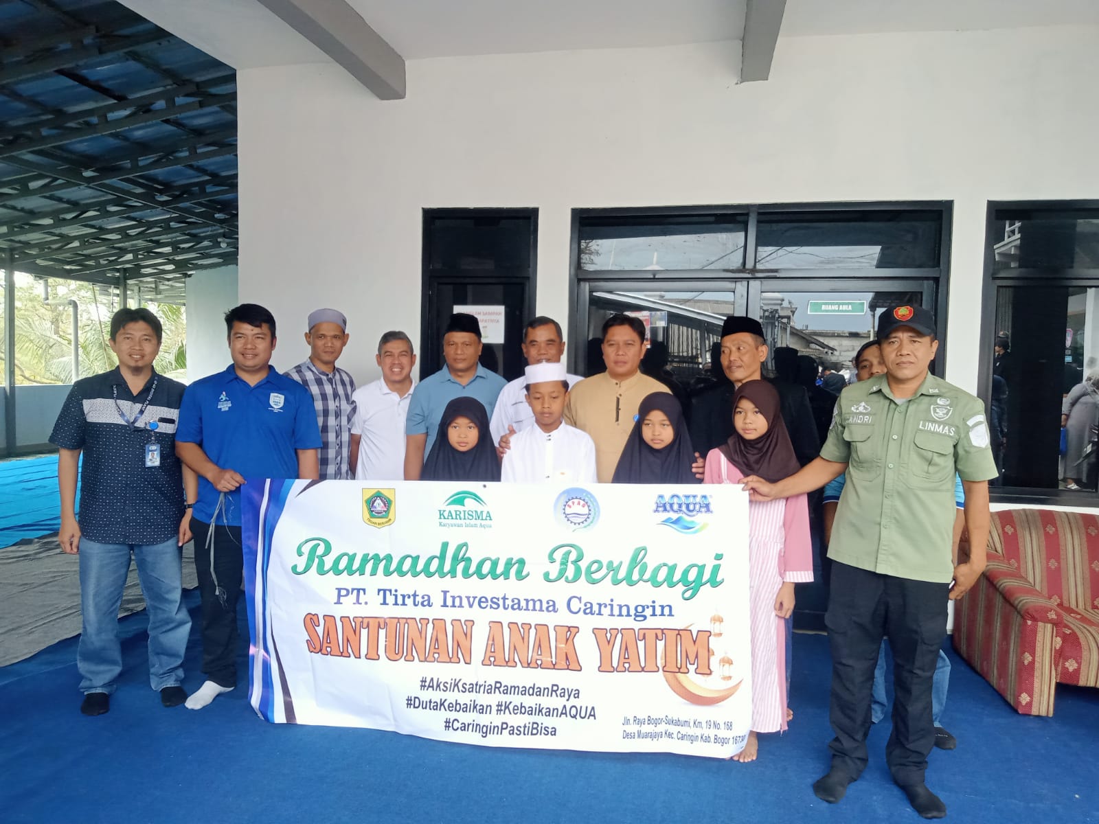 Pabrik AQUA Caringin, Bogor saat memberikan santunan kepada anak yatim.