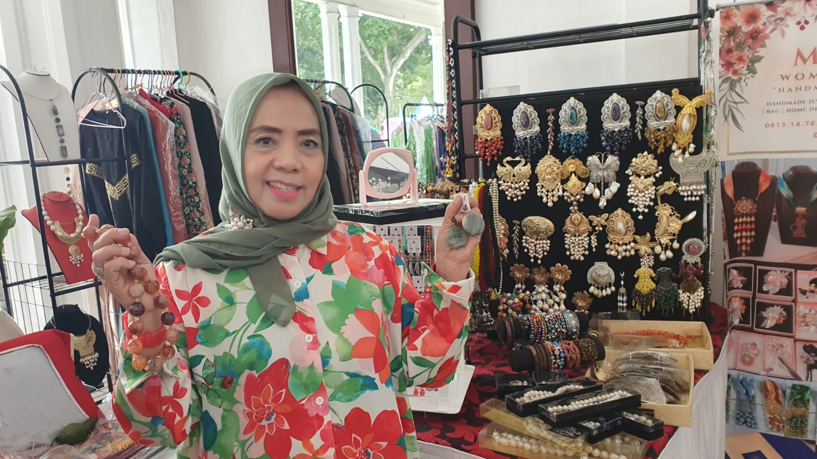 Meiry Aksesoris dengan koleksi terbarunya.
