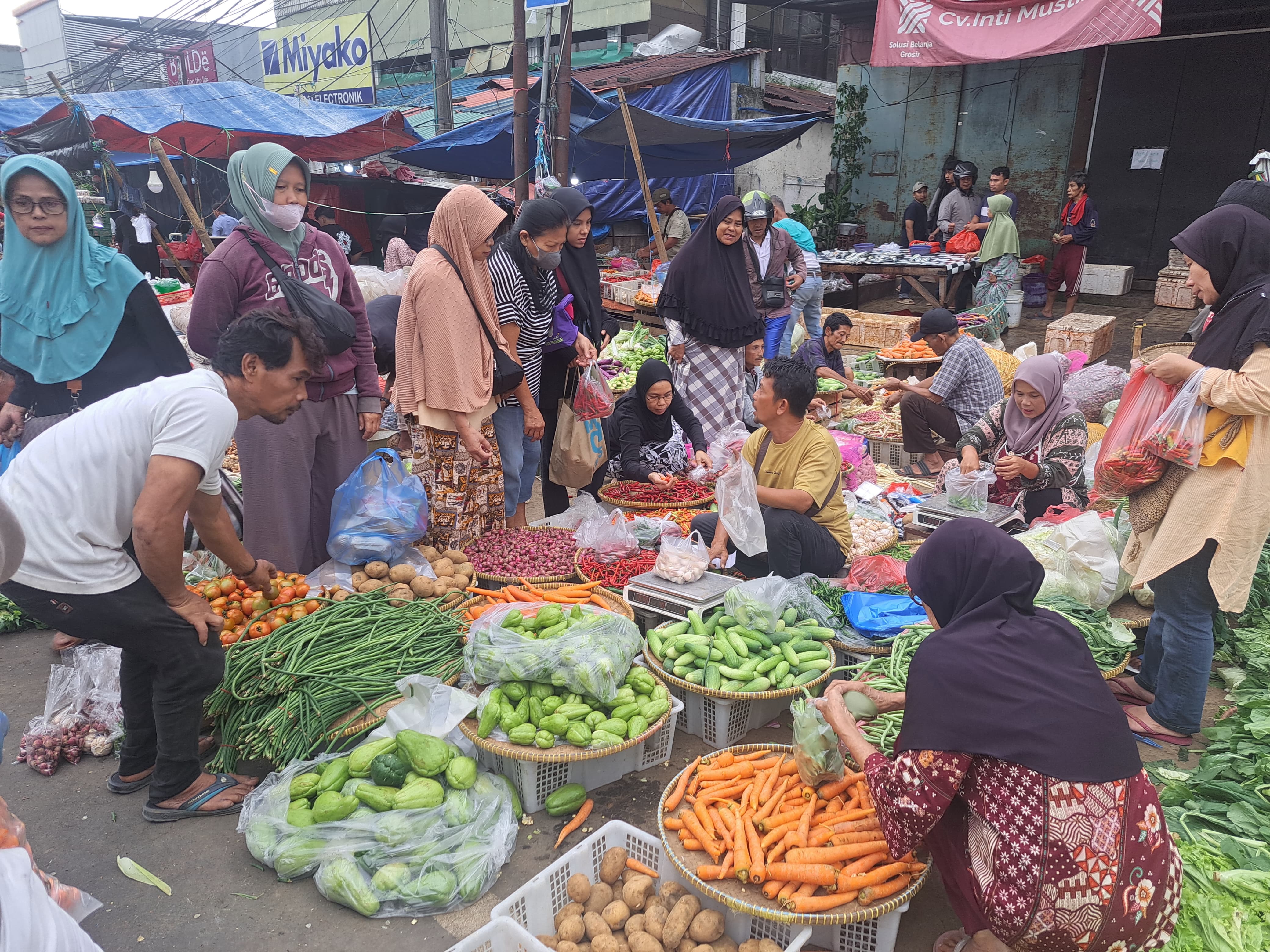 Pembeli memadati lapak pedagang di Pasar Anyar, Kecamatan Bogor Tengah pada Minggu (23/3/2025) pagi. Harga cabai dan daging sapi melonjak.