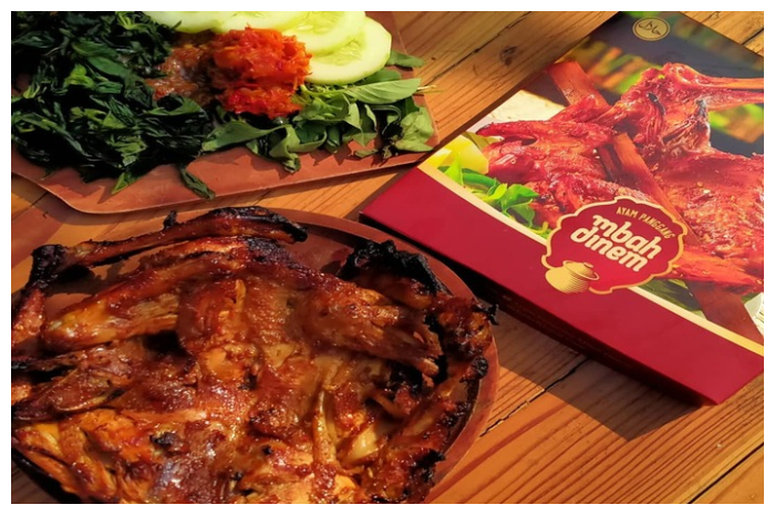 Rumah Makan Ayam Panggang Mbah Dinem berlokasi di Jl. Andalas No.21A, Sipacar, Semangkak, Kec. Klaten Tengah, Kabupaten Klaten, Jawa Tengah 57415.