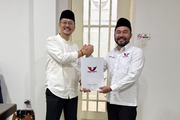 Penyerahan Surat Keputusan (SK) Pelaksana Tugas (Plt) kepada Dewan Pimpinan Daerah (DPD) Partai Perindo Kota Bogor Irfan Niti Sasmita (kanan).