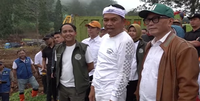 Gubernur Jawa Barat bersama Menteri Kehutanan Raja Juli Antoni dan Ketua DPRD Jabar Buky Wibawa Karya Guna saat membongkar Hibisc Puncak Bogor