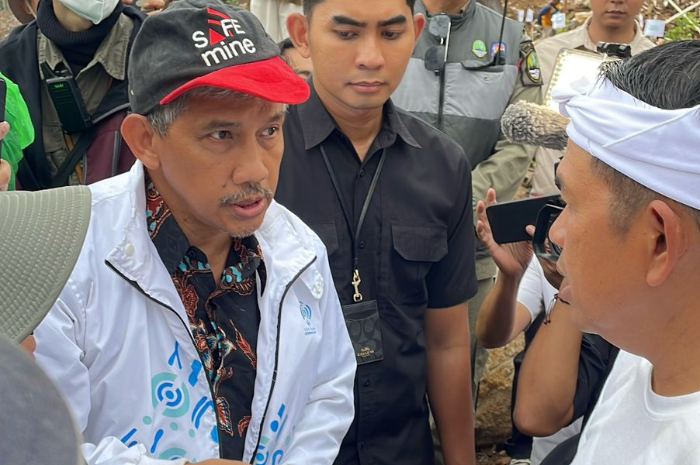 Nixon Sipahutar mengadukan terkait dugaan kerusakan lingkungan di kaki Gunung Pangrango kepada Gubernur Jawa Barat Dedi Mulyadi.