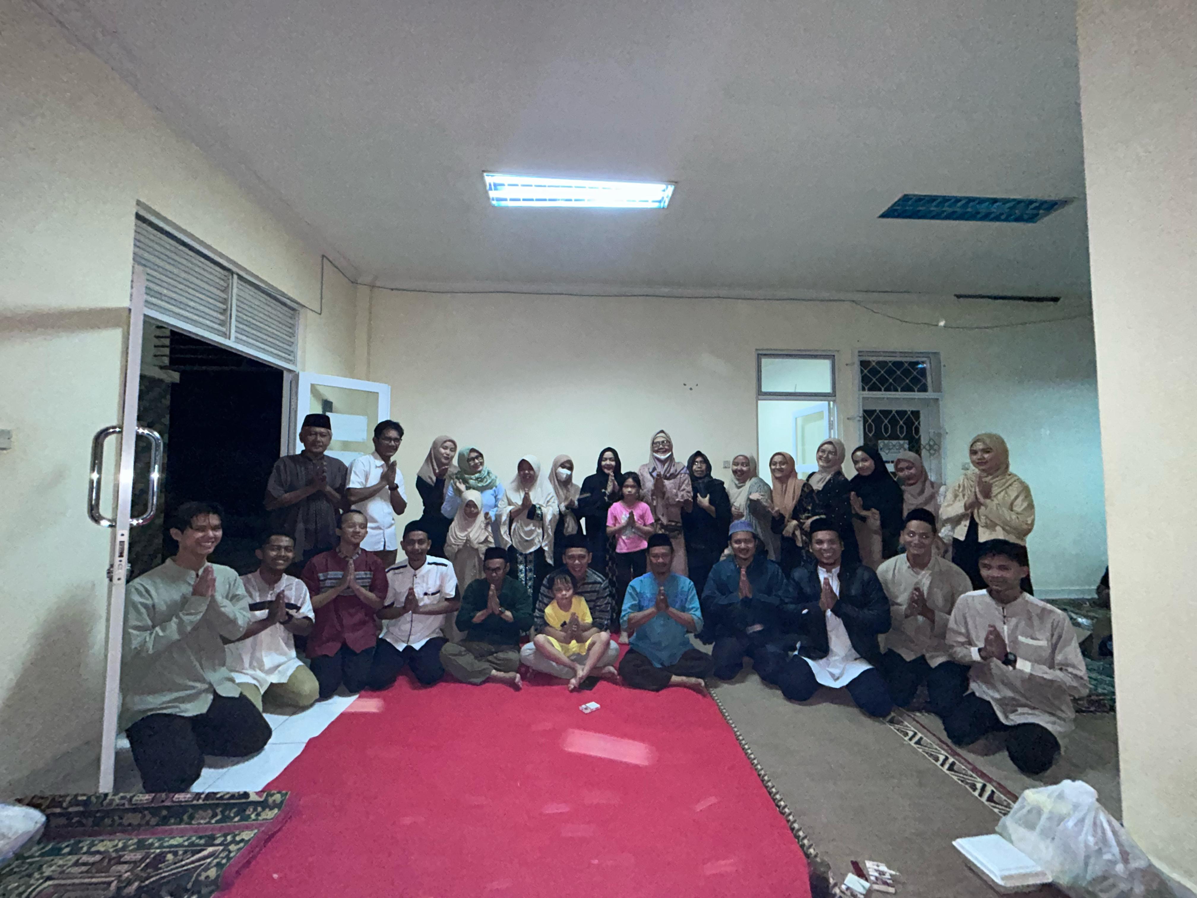 Buka puasa bersama yang digelar di Yayasan Al Amin, Cibening, Kecamatan Pamijahan.